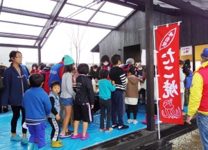 オープン2日目には地元の生協がたこ焼きを子供無料、大人100円で提供。